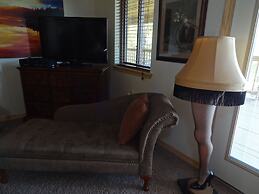 Luxury three bedroom, three bath cottage with hot overlooking Lake Oua