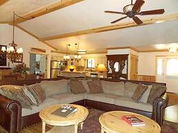 Luxury three bedroom, three bath cottage with hot overlooking Lake Oua