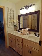 Luxury three bedroom, three bath cottage with hot overlooking Lake Oua