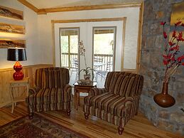 Luxury three bedroom, three bath cottage with hot overlooking Lake Oua