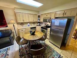 SU15, Spacious studio with full kitchen, dining table and rock patio o