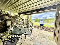 SU15, Spacious studio with full kitchen, dining table and rock patio o