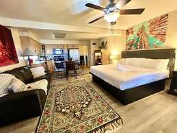 SU15, Spacious studio with full kitchen, dining table and rock patio o