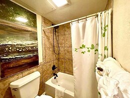SU15, Spacious studio with full kitchen, dining table and rock patio o