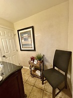 SU15, Spacious studio with full kitchen, dining table and rock patio o