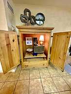 SU15, Spacious studio with full kitchen, dining table and rock patio o