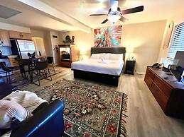 SU15, Spacious studio with full kitchen, dining table and rock patio o