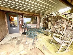 SU15, Spacious studio with full kitchen, dining table and rock patio o