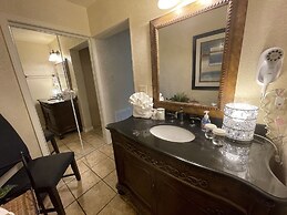 SU15, Spacious studio with full kitchen, dining table and rock patio o