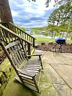 SU15, Spacious studio with full kitchen, dining table and rock patio o
