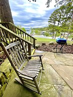 SU15, Spacious studio with full kitchen, dining table and rock patio o