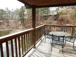 Luxury, loft, log-sided two bedroom Harbor North cottage on Lake Ouach