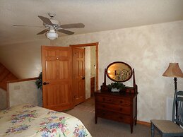 Luxury, loft, log-sided two bedroom Harbor North cottage on Lake Ouach