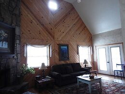 Luxury, loft, log-sided two bedroom Harbor North cottage on Lake Ouach