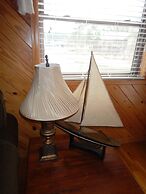 Luxury, loft, log-sided two bedroom Harbor North cottage on Lake Ouach