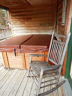 Luxury, loft, log-sided two bedroom Harbor North cottage on Lake Ouach