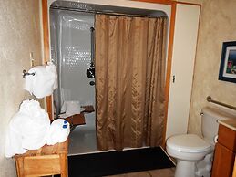 Luxury, loft, log-sided two bedroom Harbor North cottage on Lake Ouach