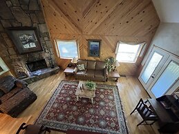 Luxury, loft, log-sided two bedroom Harbor North cottage on Lake Ouach