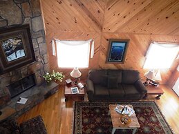 Luxury, loft, log-sided two bedroom Harbor North cottage on Lake Ouach