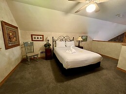 Luxury, loft, log-sided two bedroom Harbor North cottage on Lake Ouach