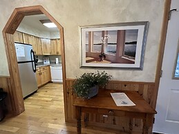 Luxury, loft, log-sided two bedroom Harbor North cottage on Lake Ouach