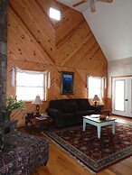 Luxury, loft, log-sided two bedroom Harbor North cottage on Lake Ouach
