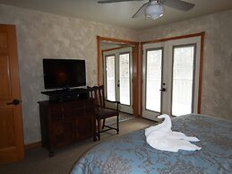 Luxury, loft, log-sided two bedroom Harbor North cottage on Lake Ouach