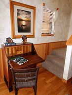 Luxury, loft, log-sided two bedroom Harbor North cottage on Lake Ouach