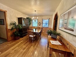 Luxury, loft, log-sided two bedroom Harbor North cottage on Lake Ouach