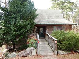 Luxury, loft, log-sided two bedroom Harbor North cottage on Lake Ouach