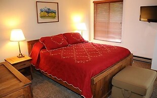 Seven Springs Swiss Mountain 3 Bedroom Standard Condo, Sleeps 8! 3 Con