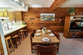 Seven Springs 3 BR Deluxe Condo, by Golf Course by RedAwning - Save 10