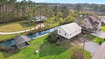 White Lane 3 Bedroom Home by RedAwning