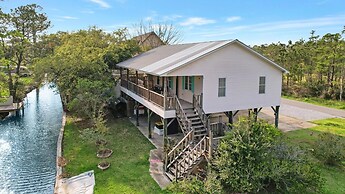 White Lane 3 Bedroom Home by RedAwning