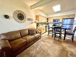 Lake view King Studio with full kitchen, deck overlooking Lake Ouachit