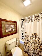 Lake view King Studio with full kitchen, deck overlooking Lake Ouachit