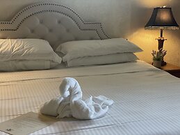 Lake view King Studio with full kitchen, deck overlooking Lake Ouachit