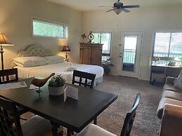 Lake view King Studio with full kitchen, deck overlooking Lake Ouachit