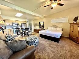 Lake view King Studio with full kitchen, deck overlooking Lake Ouachit