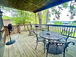 Lake view King Studio with full kitchen, deck overlooking Lake Ouachit