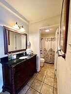 Lake view King Studio with full kitchen, deck overlooking Lake Ouachit