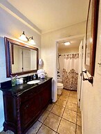 Lake view King Studio with full kitchen, deck overlooking Lake Ouachit