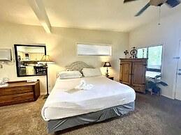 Lake view King Studio with full kitchen, deck overlooking Lake Ouachit