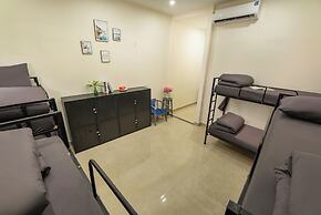 Queen Cafe Hotel & Pub