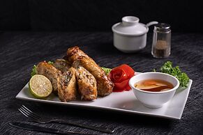 Queen Cafe Hotel & Pub