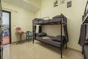 Queen Cafe Hotel & Pub