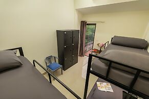 Queen Cafe Hotel & Pub