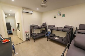 Queen Cafe Hotel & Pub