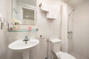 Queen Cafe Hotel & Pub