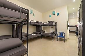 Queen Cafe Hotel & Pub